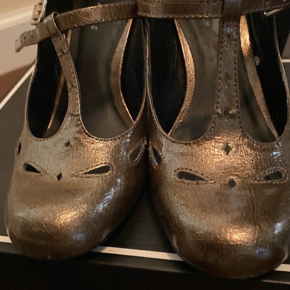 Mia gold t-straps 7.5 excellent used condition original box - Picture 10 of 11